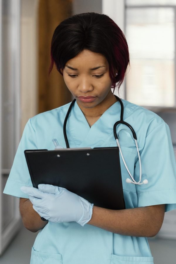 medium-shot-woman-with-stethoscope